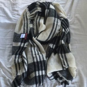 Merona Blanket Scarf Black and Cream/White Plaid